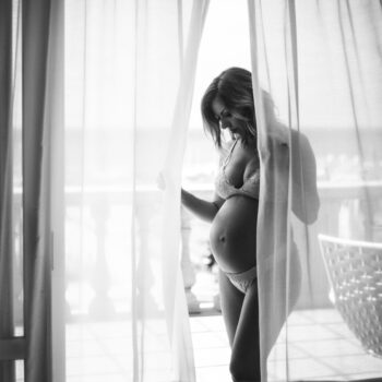 zwangerschapsreportage in je lingerie in hotelkamer Hotels van Oranje