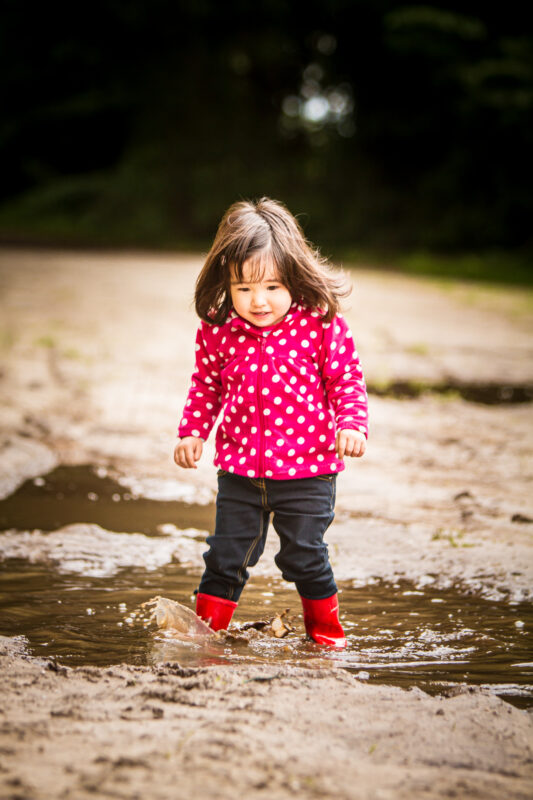 spelen in de plassen