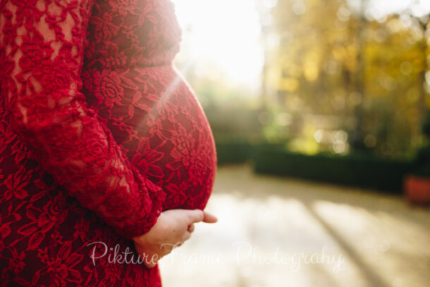 zwangerschapsshoot in luxe zwangerschapsjurk