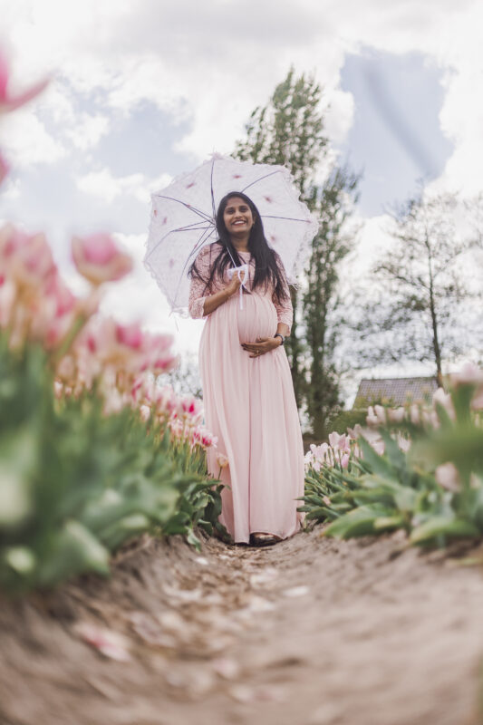 zwangerschapsfoto tussen de tulpen