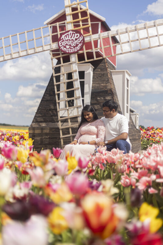 zwangerschapsfoto tussen de tulpen
