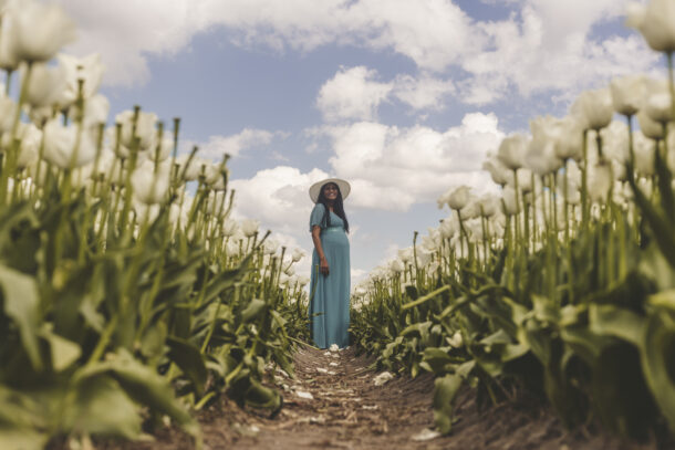 zwangerschapsfoto tussen de tulpen