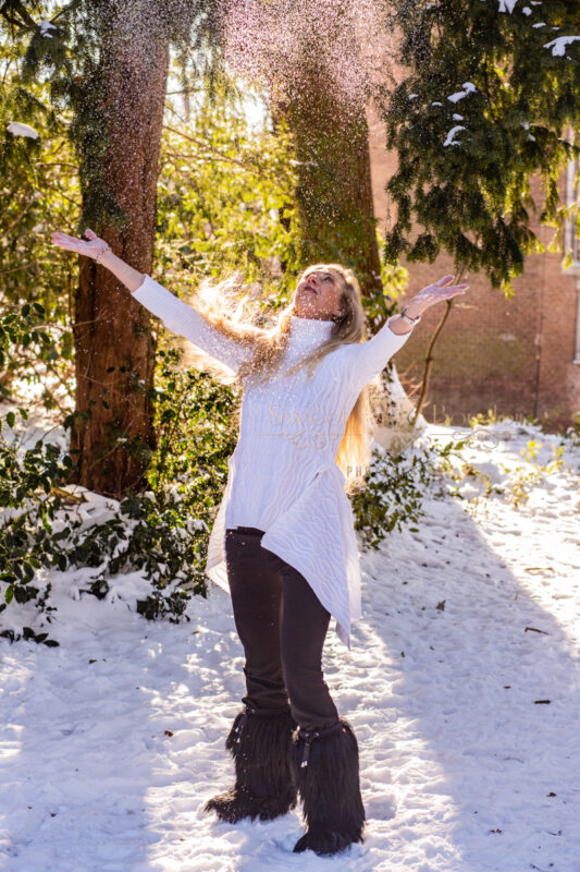 spelen in de sneeuw tijdens een fotoreportage