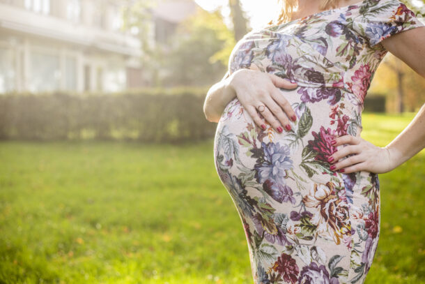 zwangerschapsreportage in luxe zwangerschapsjurk op locatie naar wens