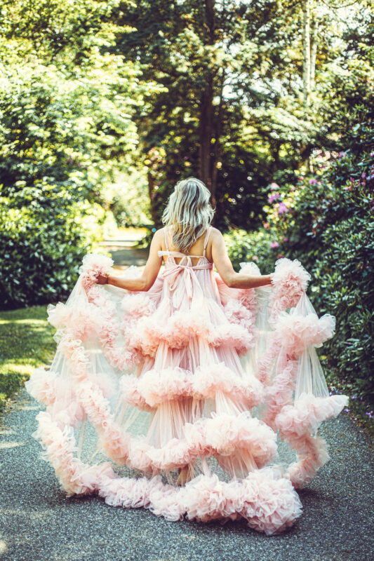 Pretty You roze over the top jurk voor fotoreportage