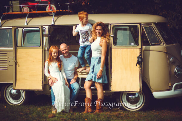 samen met mama op de foto op een buitenlocatie met wv bus