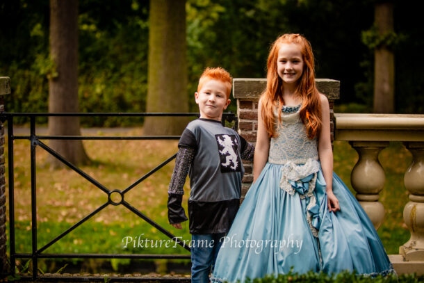 broer en zus ridder en prinses fotoreportage bij oud kasteel