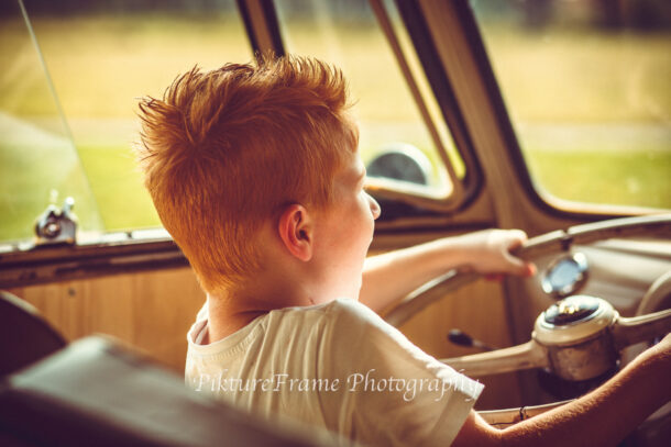 stoere jongen achter het stuur van vw bus