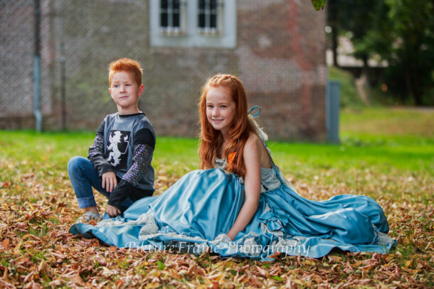 broer en zus ridder en prinses fotoreportage bij oud kasteel