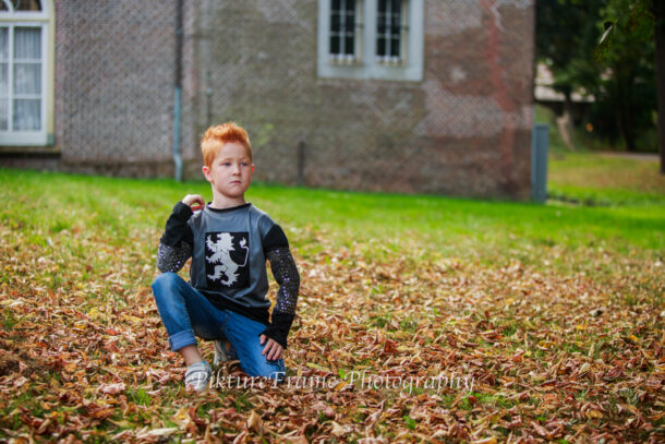 ridder bij een kasteel voor een fotoshoot