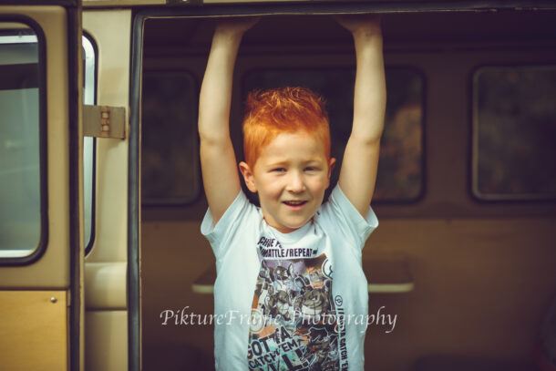 stoere jongen achter het stuur van vw bus