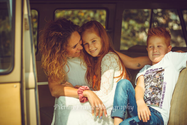 samen met mama op de foto op een buitenlocatie met wv bus