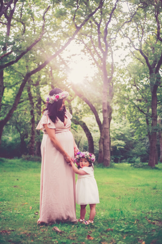 zwangerschapsshoot met partner en oudere kinderen op buitenlocatie