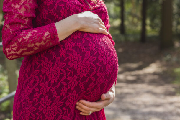 zwangerschapsreportage in luxe zwangerschapsjurk op locatie naar wens